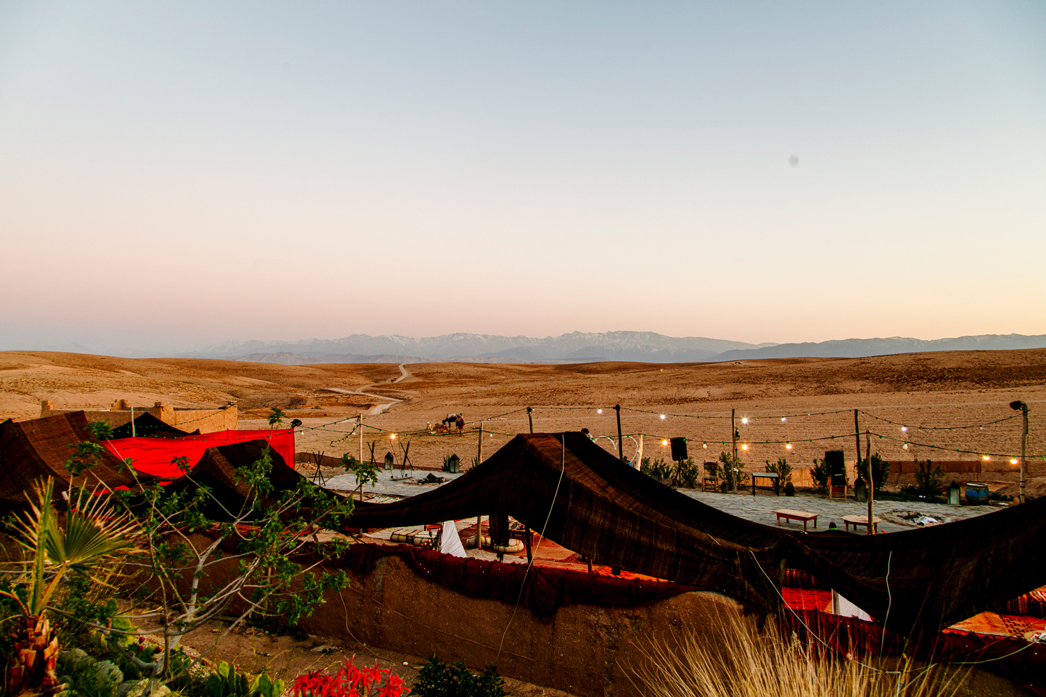 The Original Camp met traditionele tenten en uitzicht over het rotslandschap van Agafay